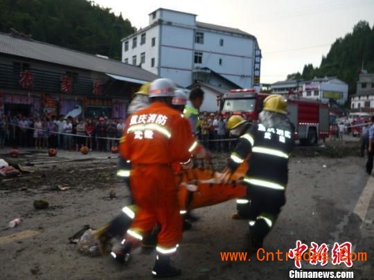 5日，一辆载有53人的旅游客车在重庆武隆县境内因刹车故障发生侧翻，致6人当场死亡，36人被送往医院接受治疗。图为消防员真在清理侧翻车辆。 周密 摄