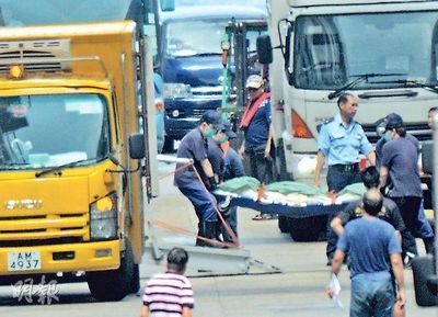 “处女星号”上月29日发生旅客猝死事件，遗体在船上存放7日6夜后，昨晨在尖沙嘴海运码头被抬上岸，舁送殓房等候剖验。（来源：香港《明报》）